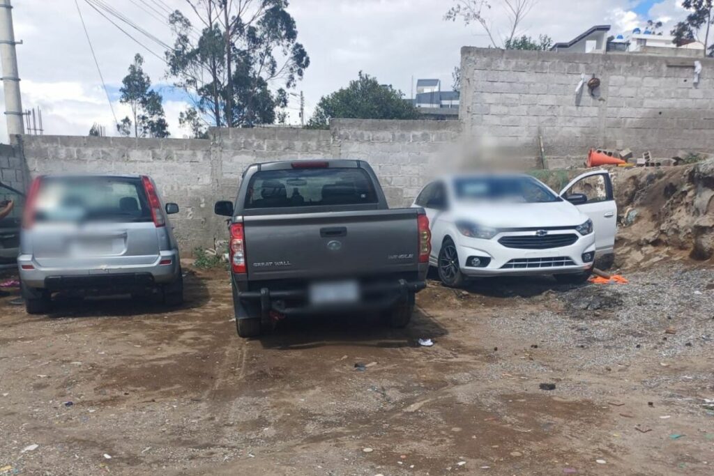 El auto fue hallado junto a otros reportados como robados, en Zabala, norte de Quito.