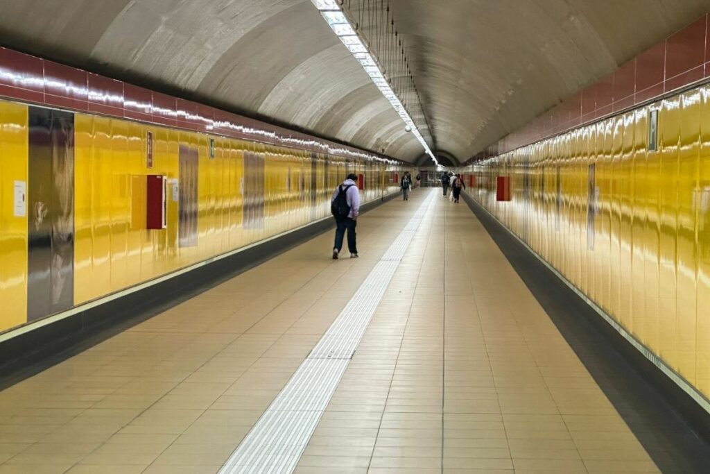 En la estación San Francisco se instaló la muestra del artista Joaquín Pinto.