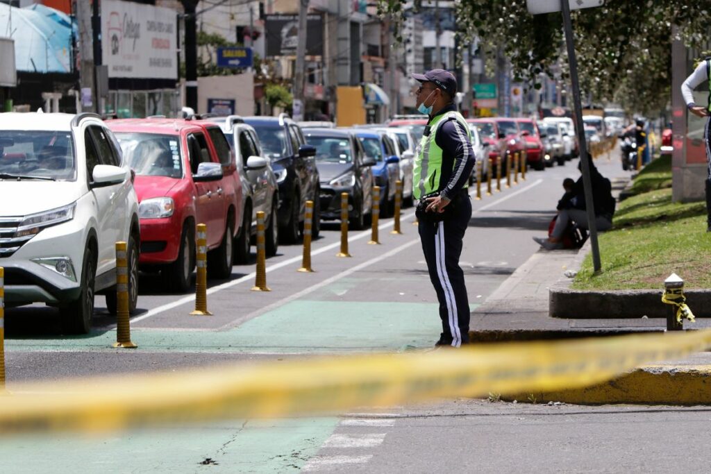 Los agentes metropolitanos gestionan el flujo vehicular en Quito.