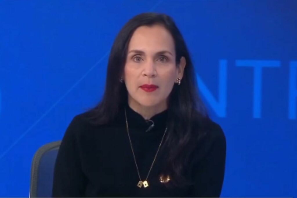 La ministra Inés Manzano en una entrevista en Teleamazonas este martes 3 de diciembre.