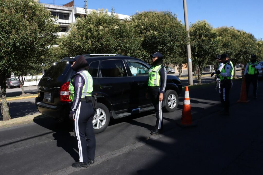 Los agentes de tránsito realizan controles de velocidad en Quito.