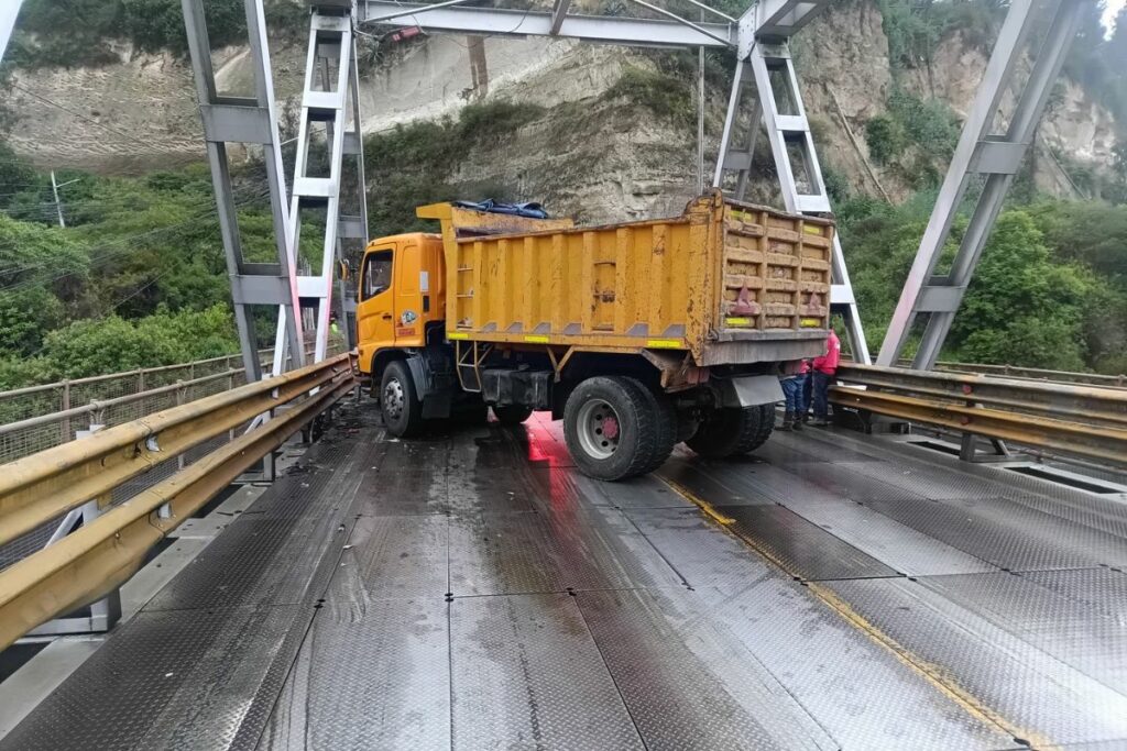 El Cuerpo de Bomberos atiende la emergencia.
