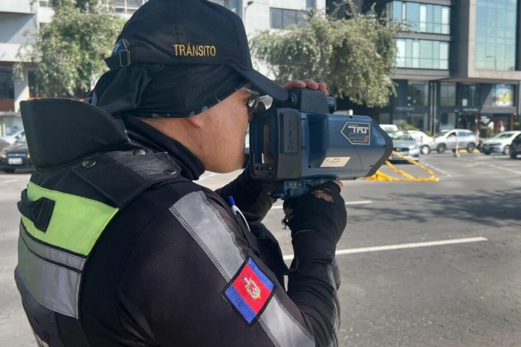 Los agentes de tránsito realizan la medición de la velocidad.