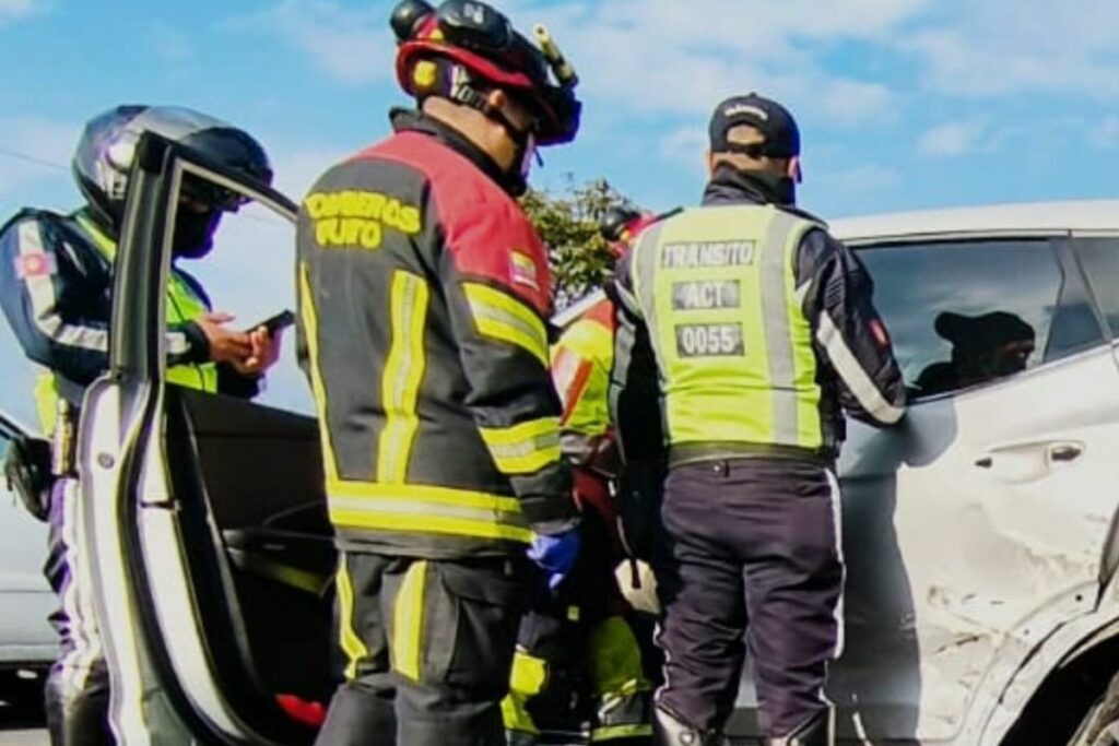 Bomberos brindan atención a los afectados