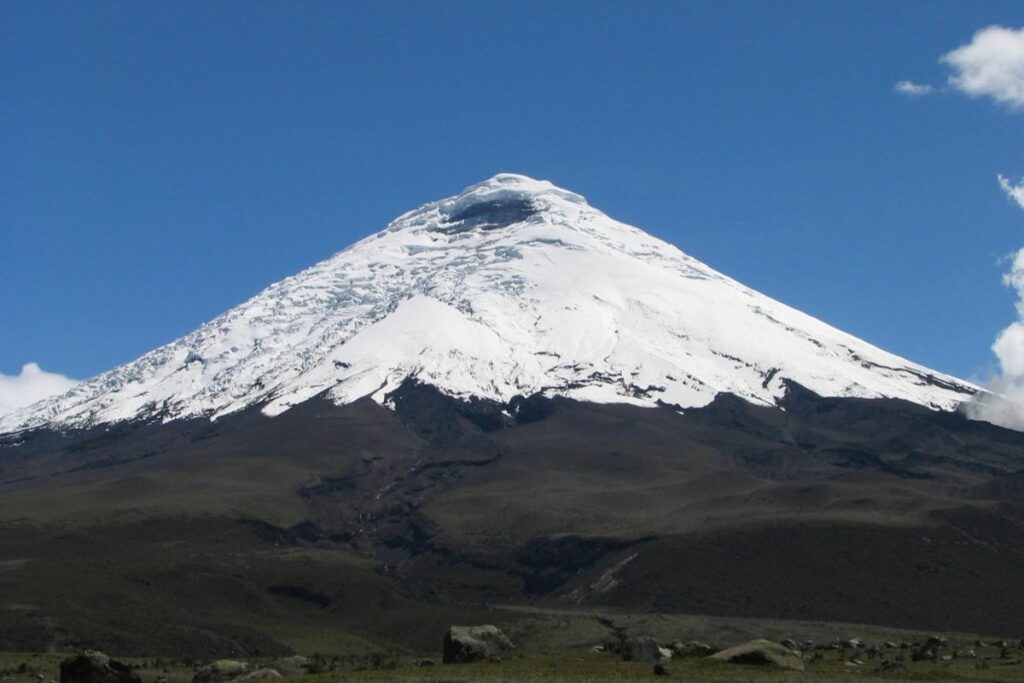 El glaciar del volcán Cotopaxi registra una reducción del 38,6% de hectáreas, entre 1985 y 2023, según la iniciativa MapBiomas Ecuador. Foto: Archivo