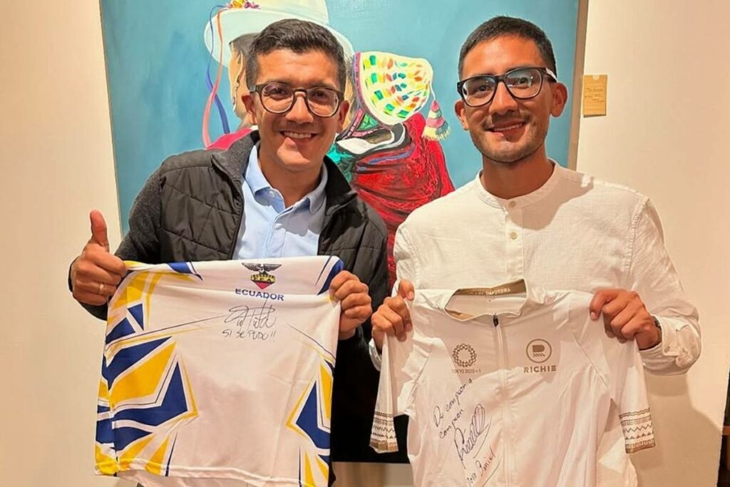 Richard Carapaz y Daniel Pintado (der.) muestran con emoción sus recuerdos firmados