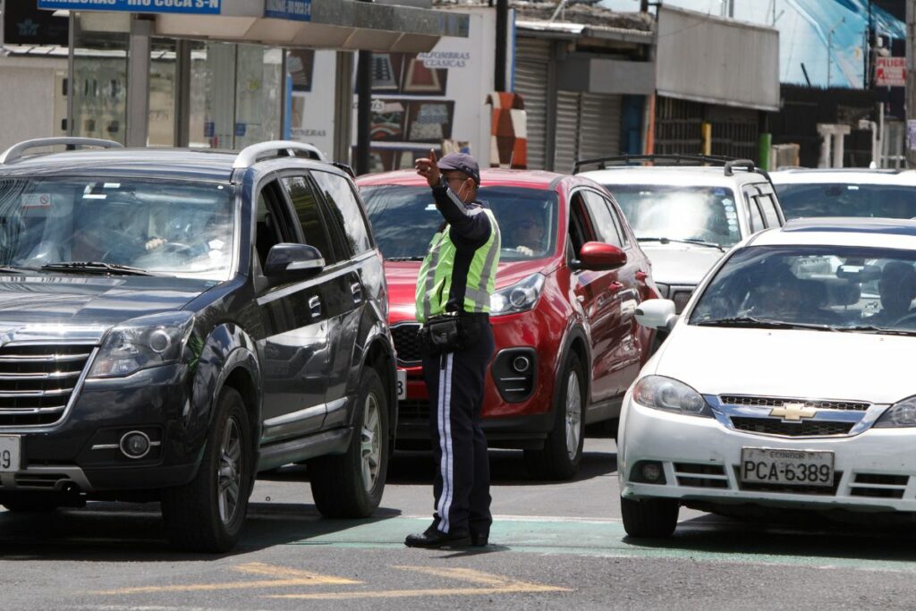 Los agentes metropolitanos vigilan el cumplimiento de la medida.