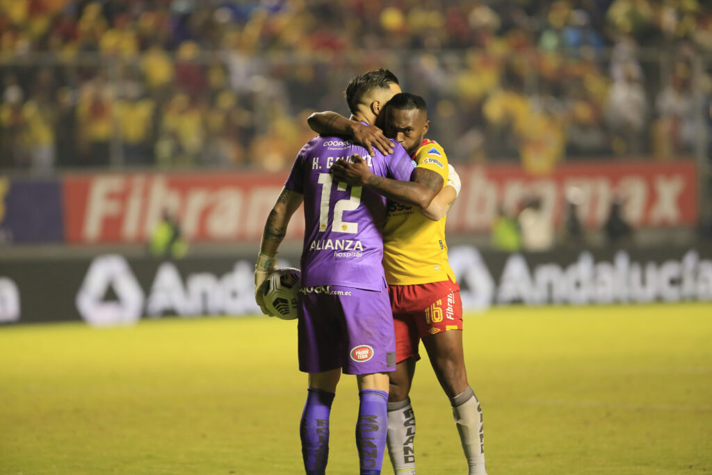 Pedro Pablo Perlaza (der.) abraza a Hernán Galíndez durante su etapa en Aucas.
