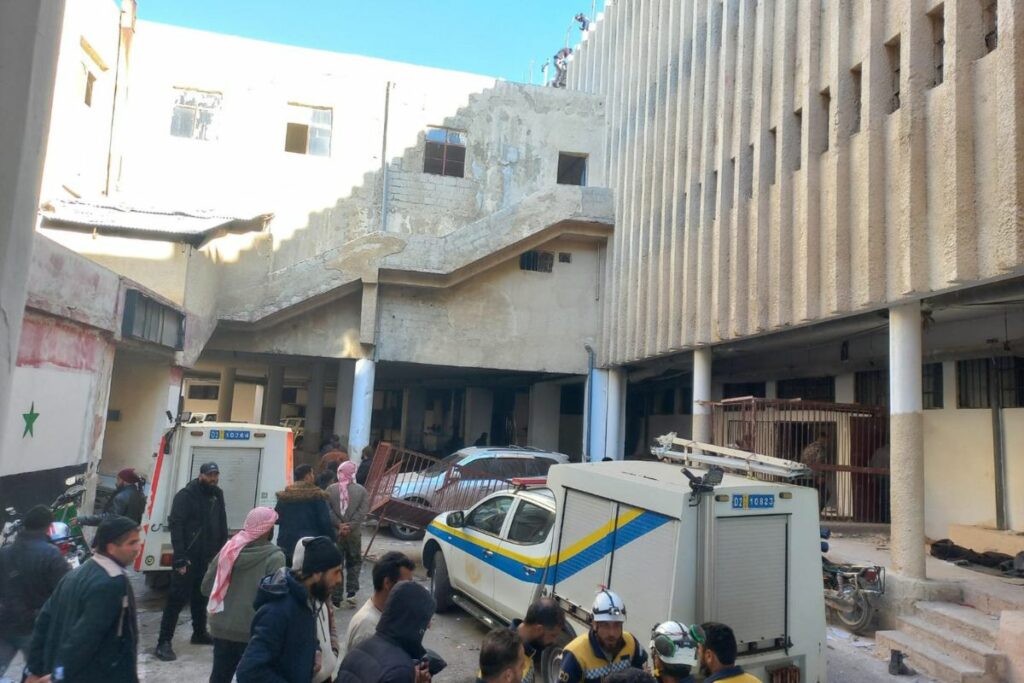 La Defensa Civil siria, conocidos como los cascos blancos, llegaron a la infame prisión de Sednaya, que estaba gestionada por el Gobierno sirio.