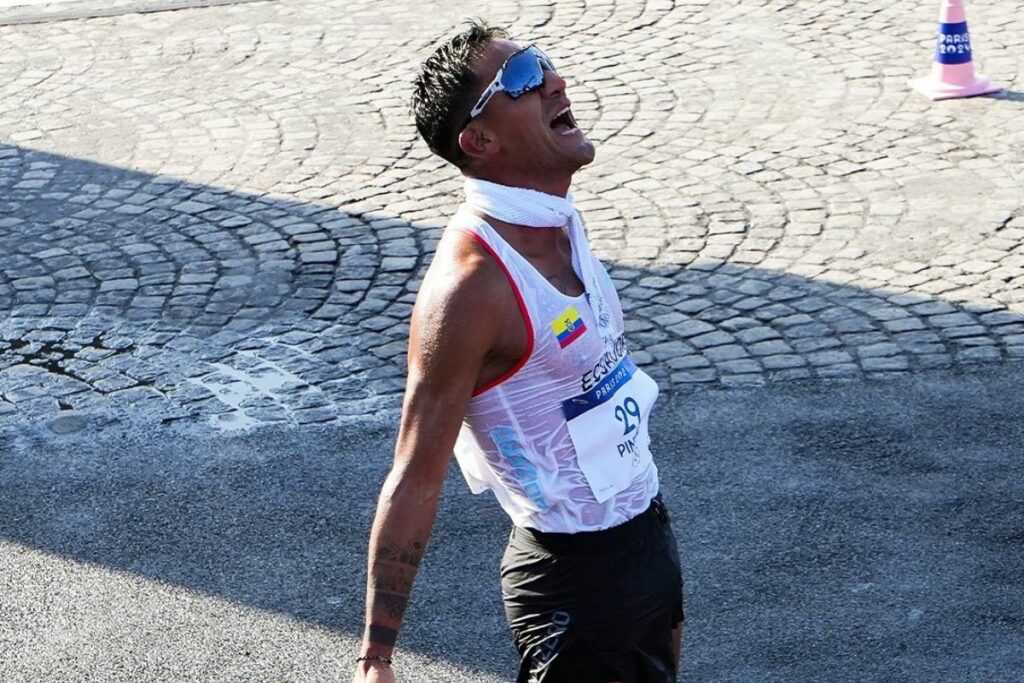 Daniel Pinado segundos después de ganar la medalla de oro en la categoría marcha en los Juegos Olímpicos París 2024.