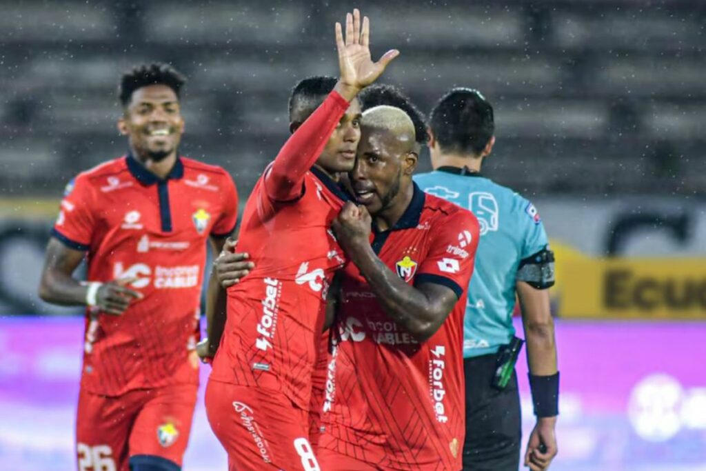 Fidel Martínez (c) festeja un gol con El Nacional en la Liga Pro.