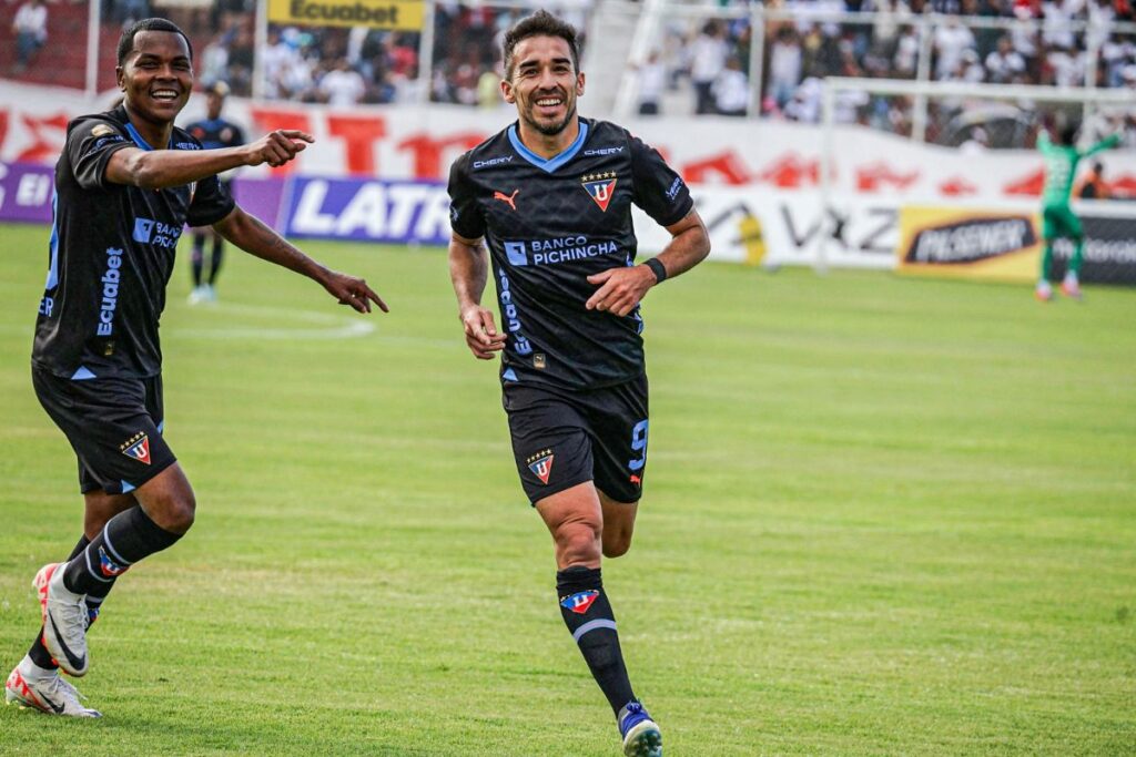 Lisandro Alzugaray (i) y Bryan Ramírez en el estadio Bellavista de Ambato.
