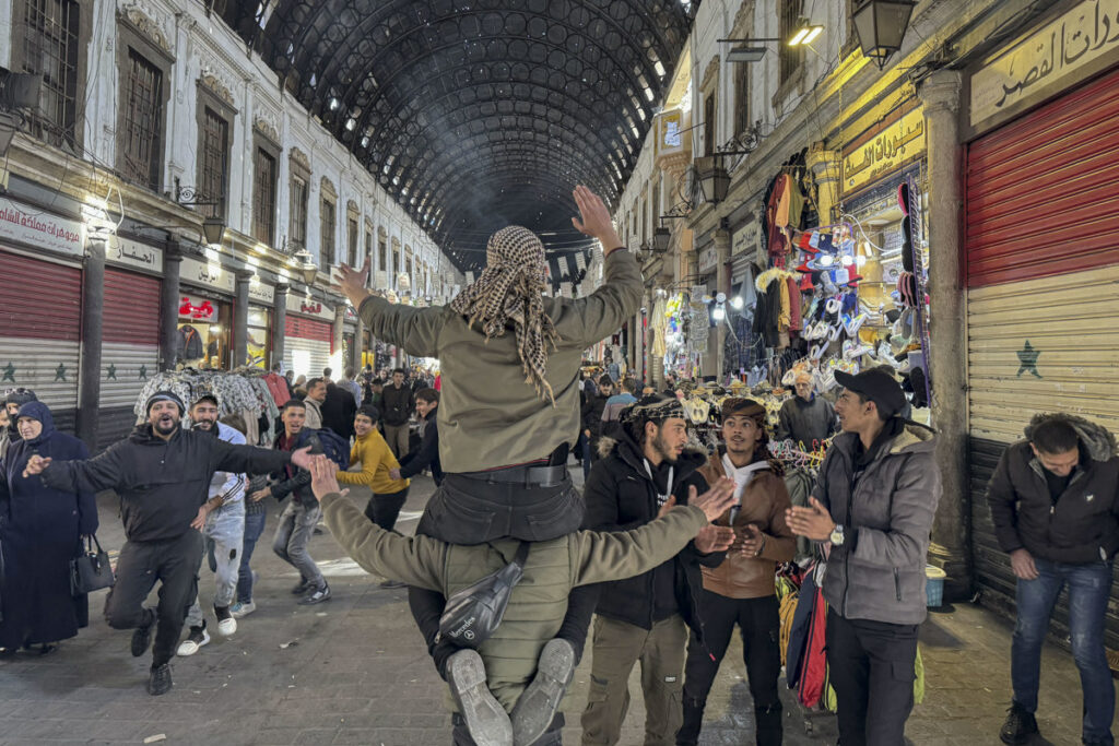 Personas bailan y dan muestras de alegría en el zoco de Al Hamidiya, el más grande de la capital siria, reabierto después de la toma insurgente de Damasco y la caída del régimen de Bachar al Asad.