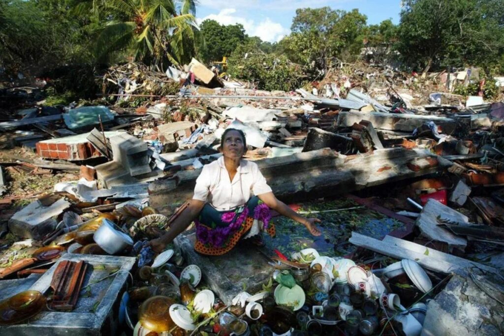 Una mujer entre los escombros de su hogar destruido en la ciudad de Hambantota (Sri Lanka), tras el tsunami de 2004.