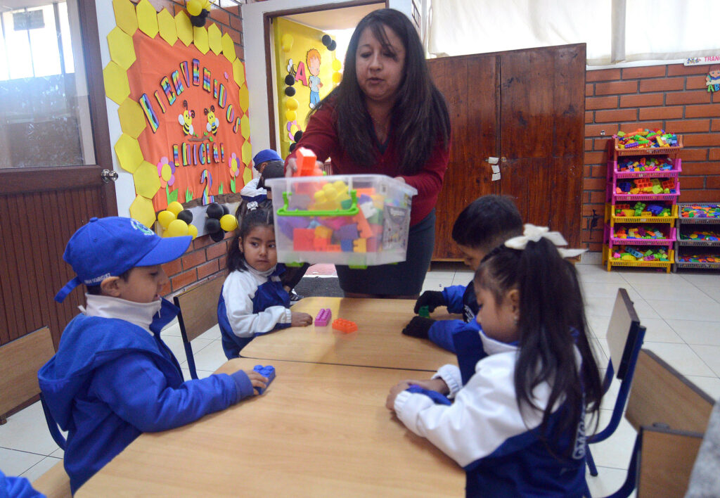 Estudiantes de la Unidad Educativa Otto Arosemena Gómez de Cuenca llegaron para la inauguración del año Lectivo 2024-2025. Foto: Archivo API