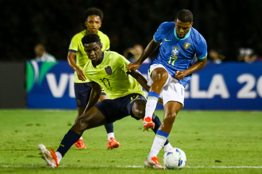Bruno Caicedo de Ecuador disputa un balón con Gustavo Prado en el Sudamericano Sub-20.