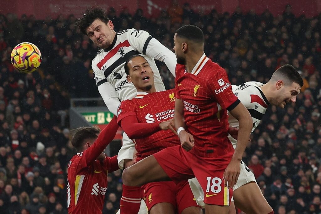 Jugadores del Manchester United y el Liverpool disputan un balón en el Clásico de Inglaterra en la Premier League.