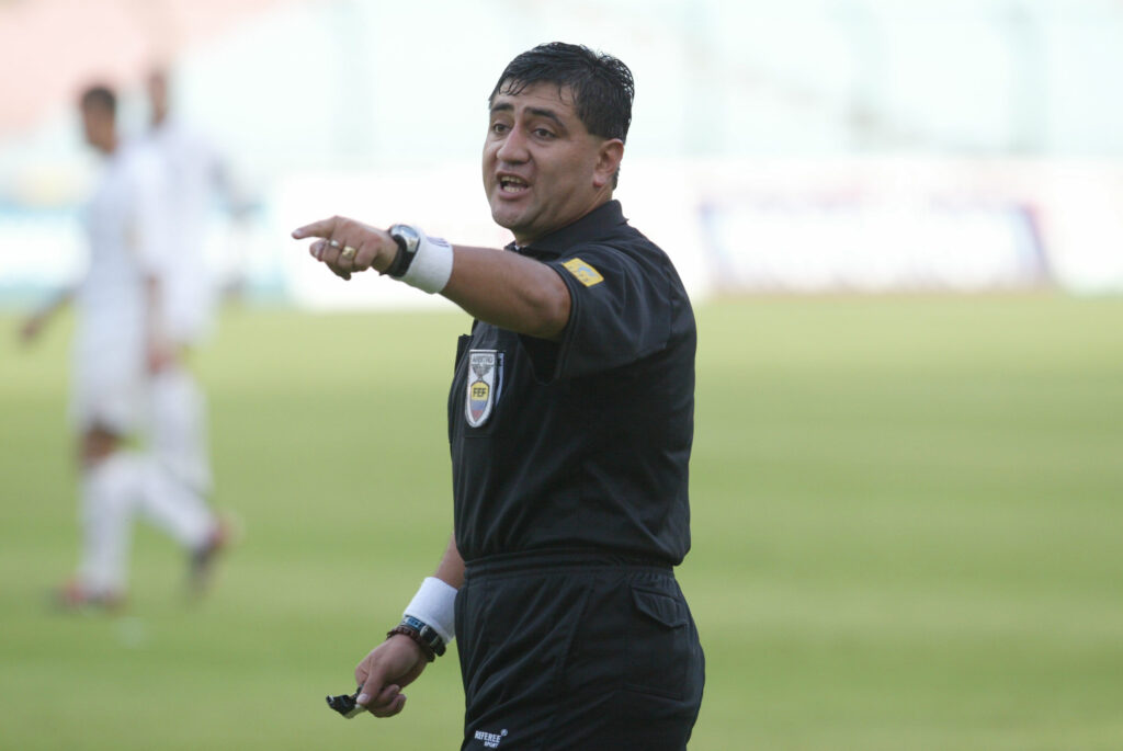 Byron Moreno durante su etapa como árbitro.