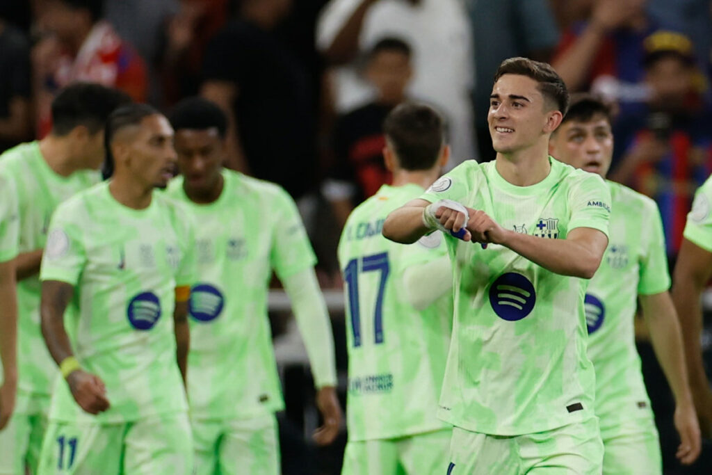 Gavi (der.) celebra su gol con el FC Barcelona en la Supercopa de España.
