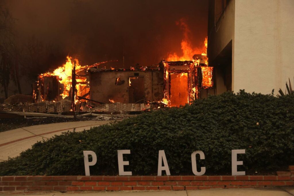Los incendios obligan a miles de evacuaciones en la zona de Los Ángeles
