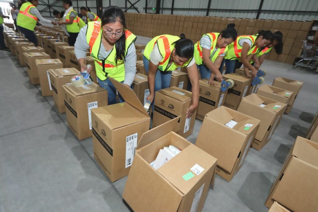 El CNE avanza con la entrega del material electoral en las provincias.
