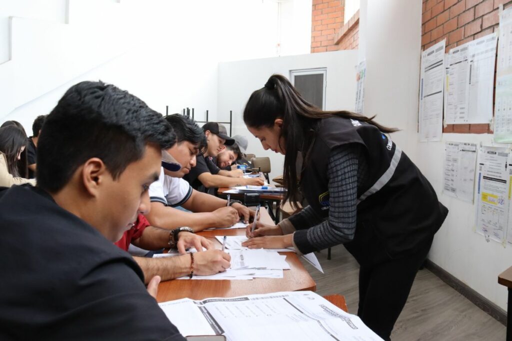 El CNE desarrolla las capacitaciones para miembros de las juntas receptoras del voto.