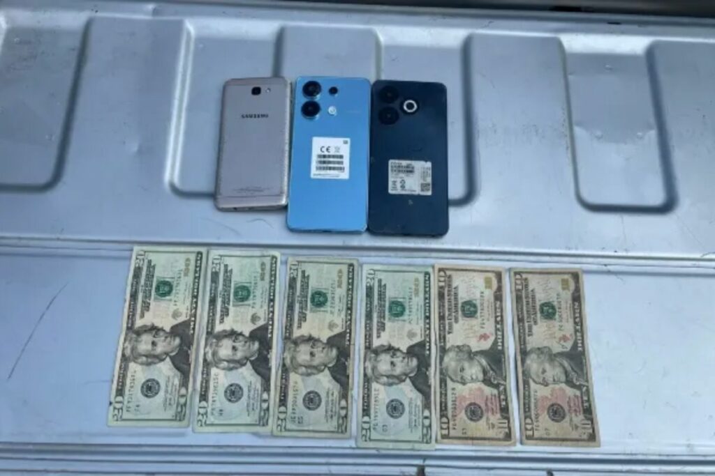 Entre las evidencias del supuesto delito de extorsión están celulares.