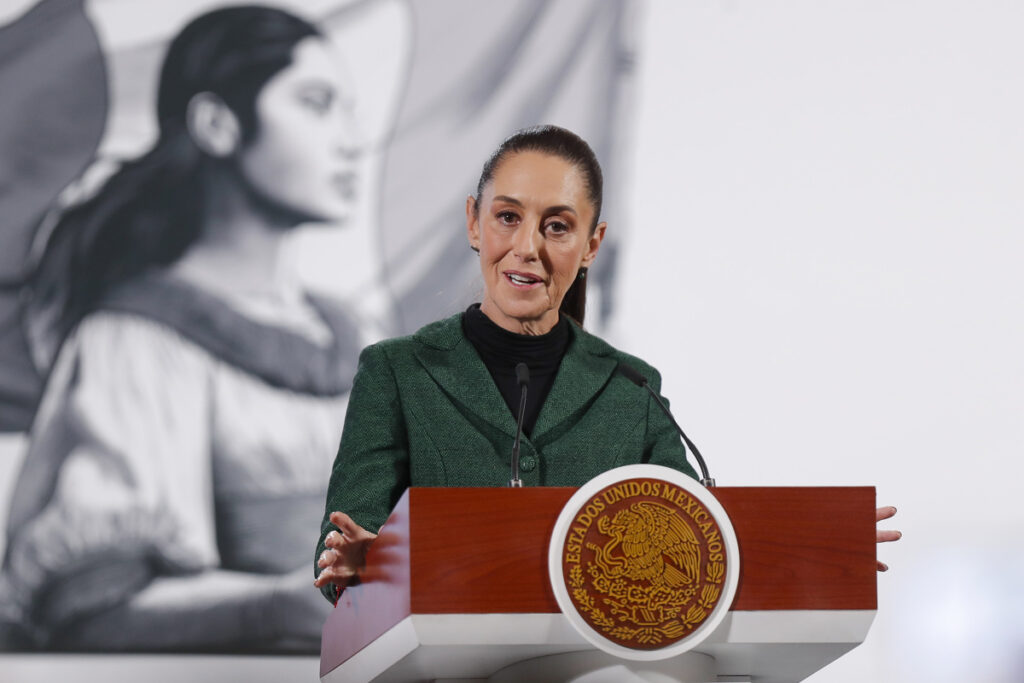La presidenta de México, Claudia Sheinbaum, habla durante una rueda de prensa este jueves, en el Palacio Nacional en Ciudad de México (México).