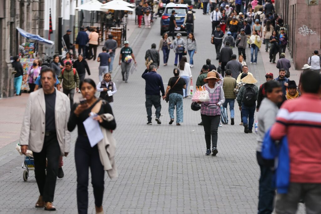 Los comerciantes de Quito caminan todo el día para vender sus productos.