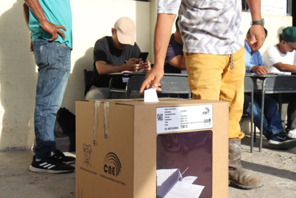Jornada de votación por el referéndum y consulta popular en 2024.