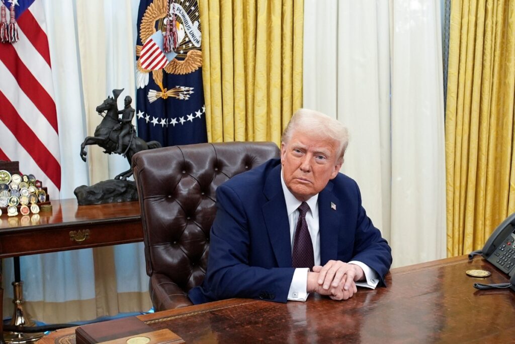 El presidente de los Estados Unidos, Donald Trump, en el Despacho Oval después de firmar órdenes ejecutivas en la Casa Blanca.