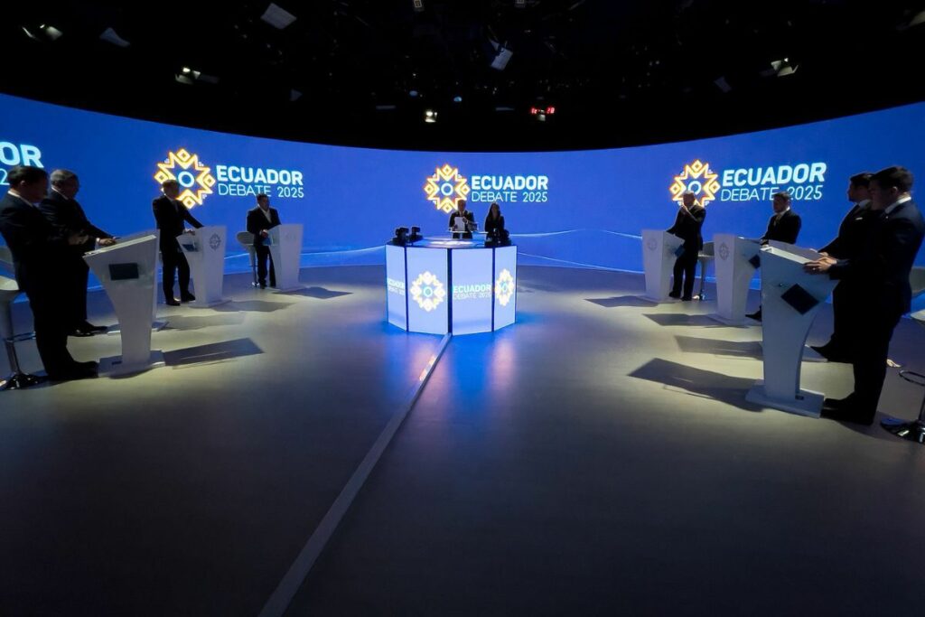 En el debate de los 16 candidatos a la presidencia se anunciaron propuestas de campaña como un tren bala o la pena de muerte.