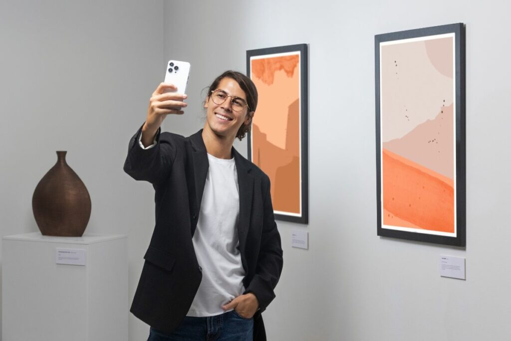 Los selfies controlados pueden conectar a los visitantes con el arte. Foto: Freepik.