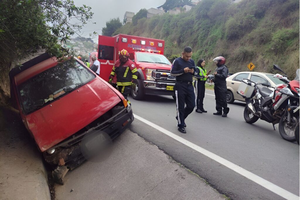 Siniestro de tránsito deja una persona fallecida y cuatro heridos, en Quito.