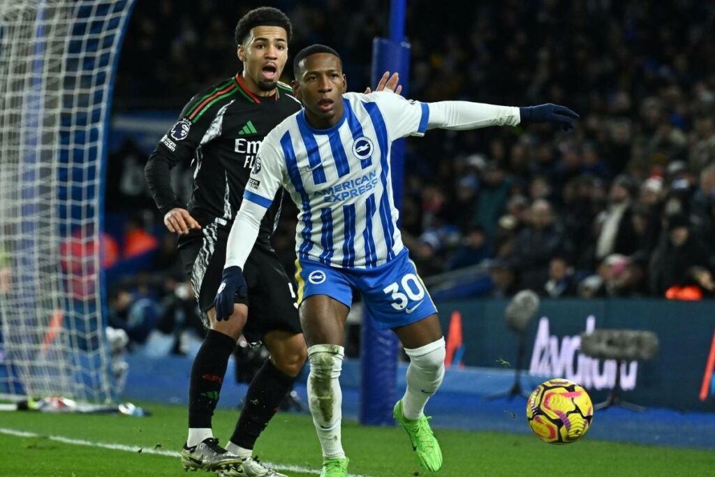 Pervis Estupiñán (der.) en el partido Brighton vs. Arsenal en la Premier League.