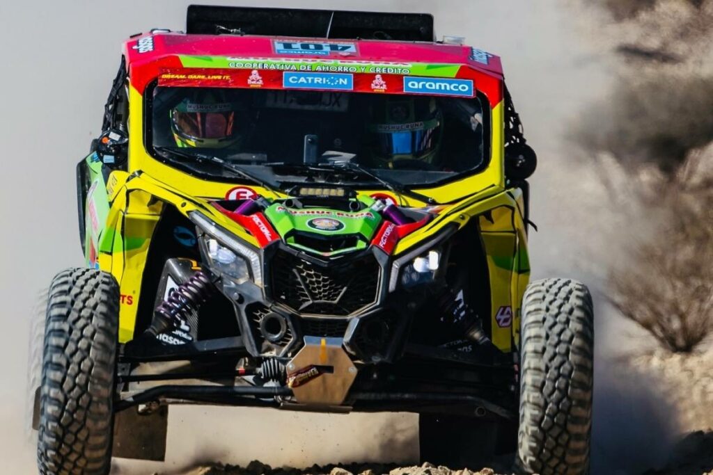 El vehículo del piloto ecuatoriano Sebastián Guayasamín en el Rally Dakar 2025.