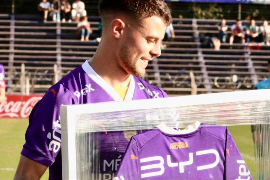 Joaquín Valiente en un homenaje en Defensor Sporting.