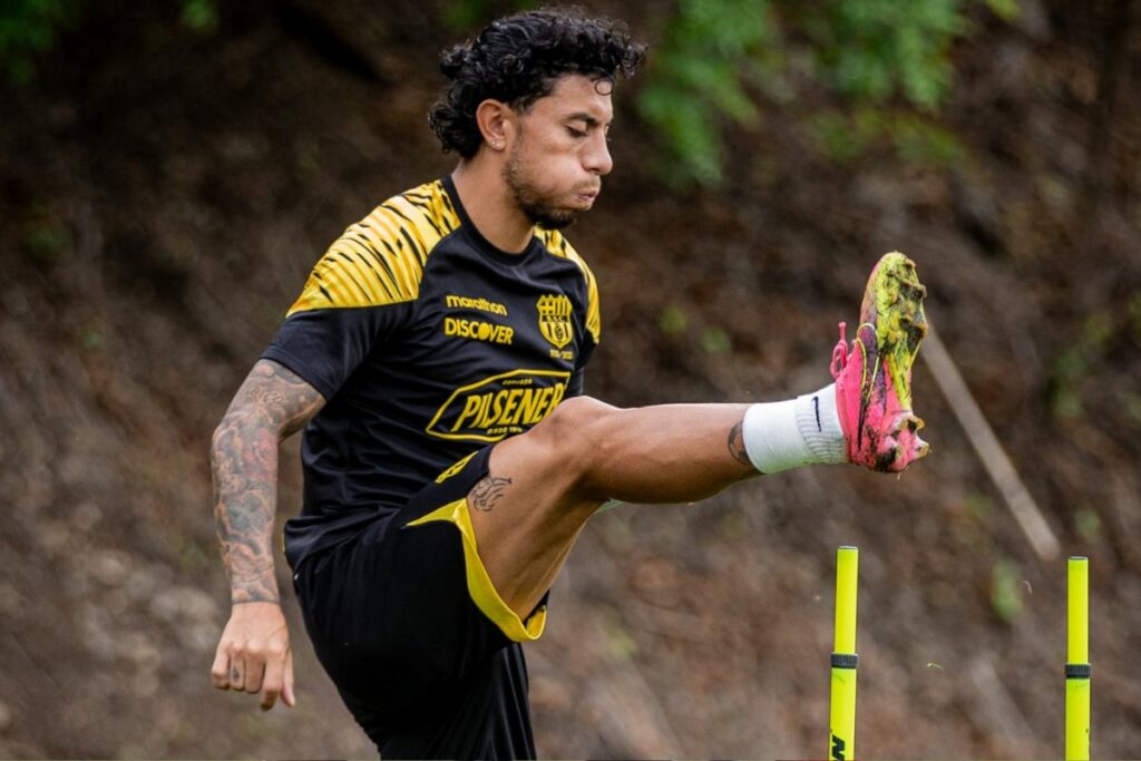 Joao Rojas realiza ejercicios durante su pretemporada con Mushuc Runa.