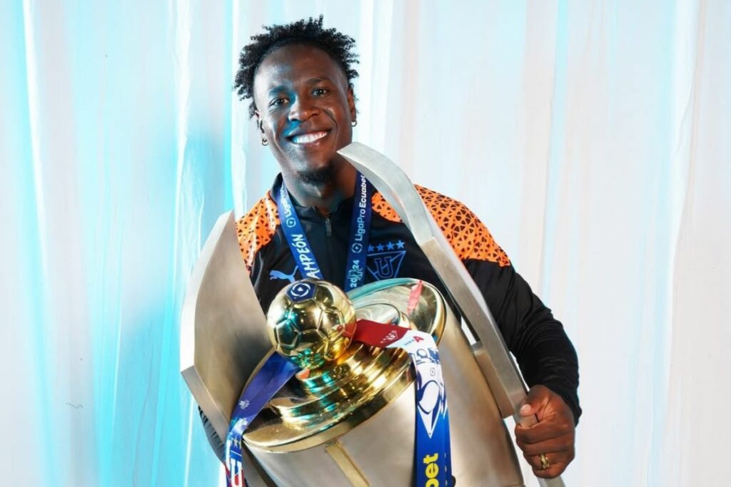 Jhojan Julio celebra el título de la Liga Pro 2024 con Liga de Quito.