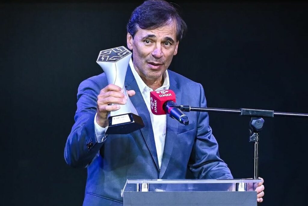 Fabián Bustos recibe su premio como mejore entrenador de Perú.