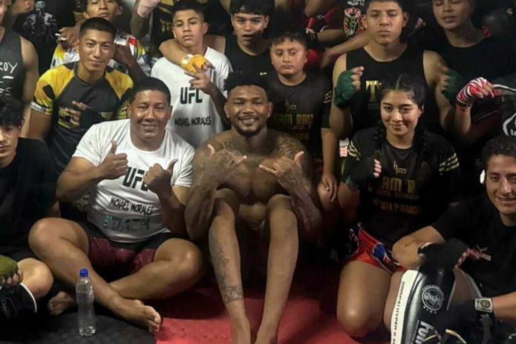 Michael Morales (centro) junto a estudiantes de artes marciales en el gimnasio Team Ray Academy.