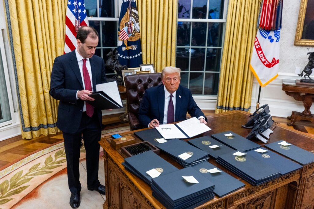 El presidente de los Estados Unidos, Donald Trump, firma numerosas órdenes ejecutivas.