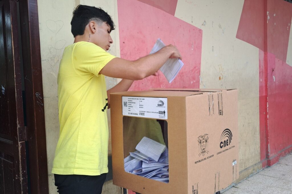Persona joven votando en la jornada de votación, referéndum y consulta popular 2024.