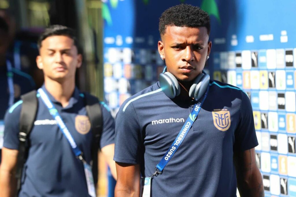 Kenny Arroyo (der.) antes de un partido de la Selección de Ecuador en el Sudamericano Sub-20.