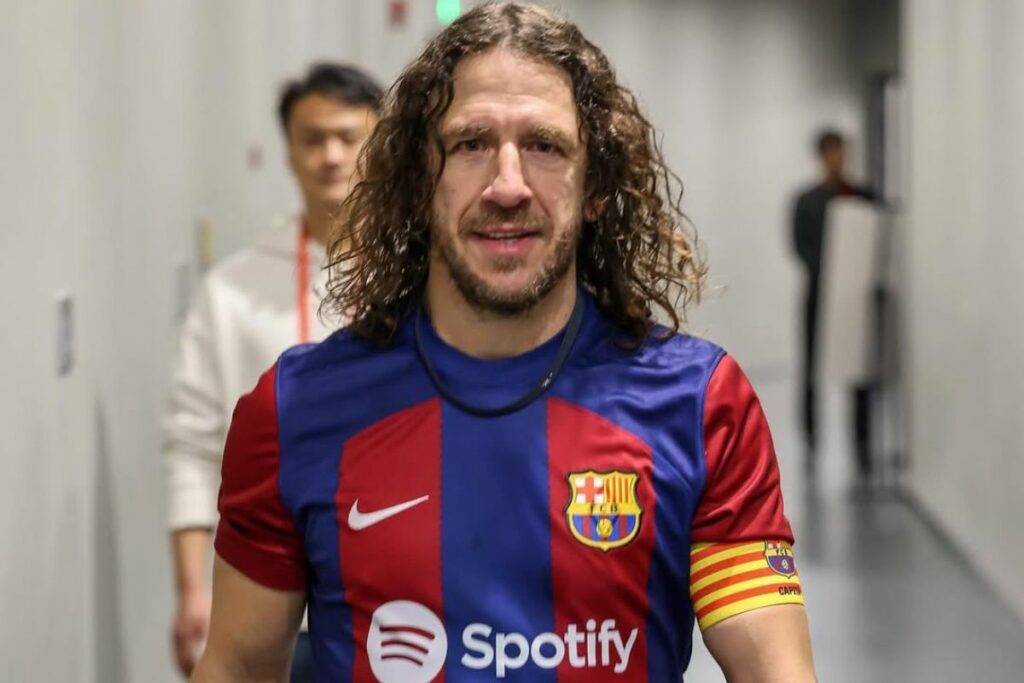 Carles Puyol en un partido de leyendas con el FC Barcelona de España.