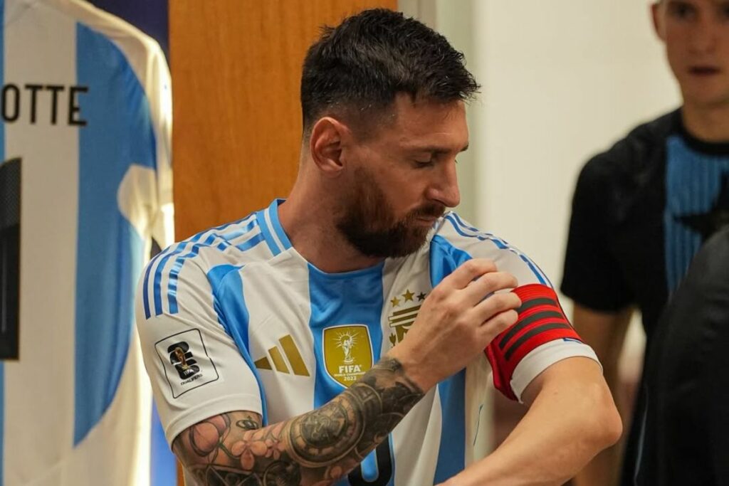 Lionel Messi con el brazalete de capitán de la Selección de Argentina.