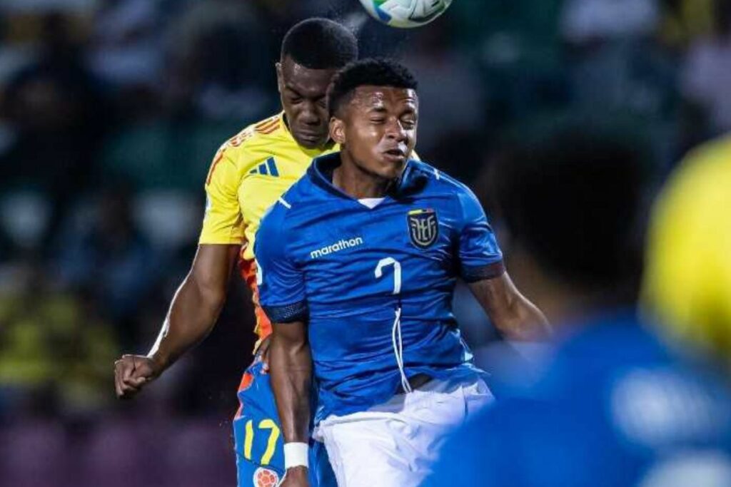 Kenny Arroyo (azul) de la Selección de Ecuador disputa un balón ante un rival en el Sudamericano Sub-20.