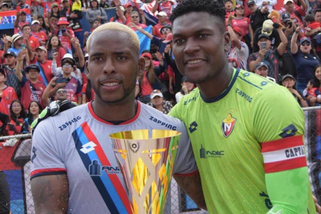 Anthony Bedoya y David Cabezas, jugadores de El Nacional, tras ganar la Copa AFNA.