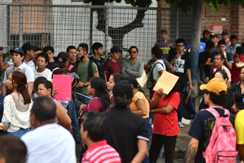 Cientos de personas buscan empleo, en una empresa privada de Manta, en abril del 2024. Foto: Archivo API