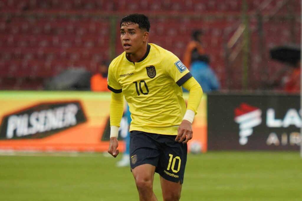 Kendry Páez durante un partido con la Selección de Ecuador absoluta antes de unirse a la Sub-20 para el Sudamericano.